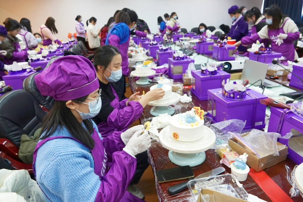 环球国际科技开展“青春熠熠，，，，，，焙享甜蜜”三八妇女节蛋糕制作运动_2024_环球国际资讯_新闻资讯_环球国际