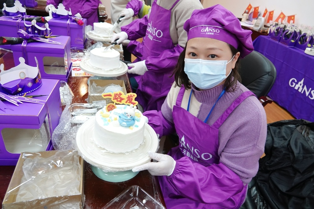 环球国际科技开展“青春熠熠，，，，，，焙享甜蜜”三八妇女节蛋糕制作运动_2024_环球国际资讯_新闻资讯_环球国际
